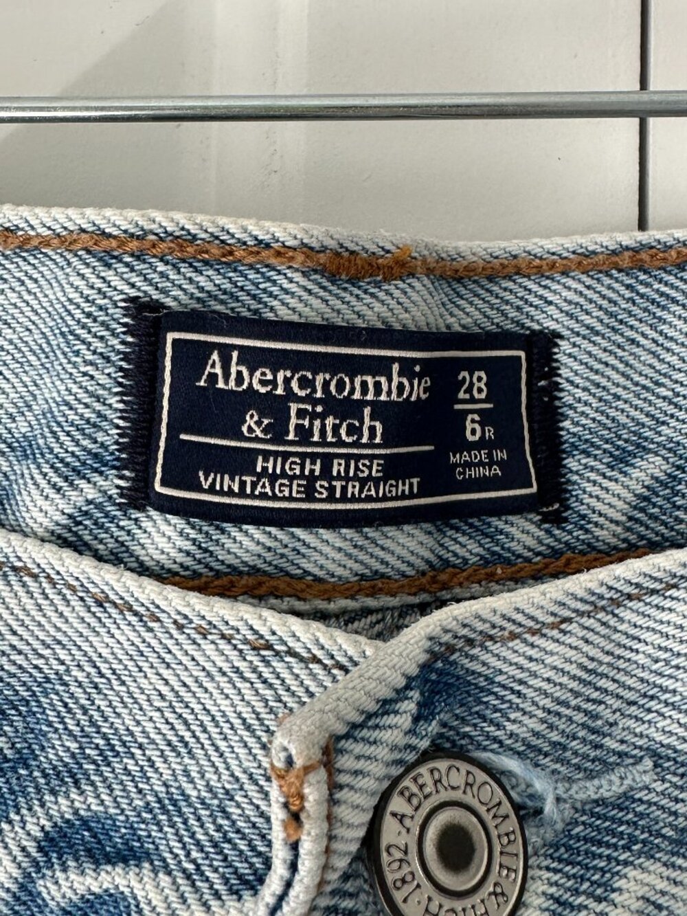 Abercrombie & Fitch High Rise Vintage Straight Jeans in 28 - Picture 2 of 3